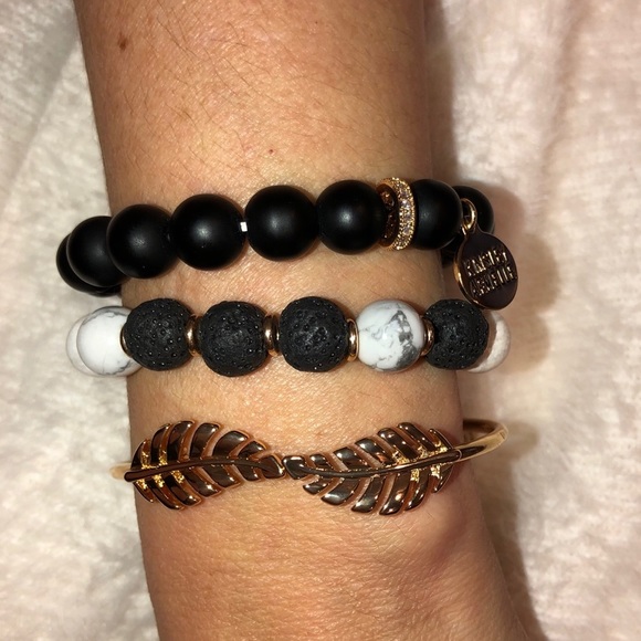 Essential collection-Nirvana bracelet - Picture 3 of 3